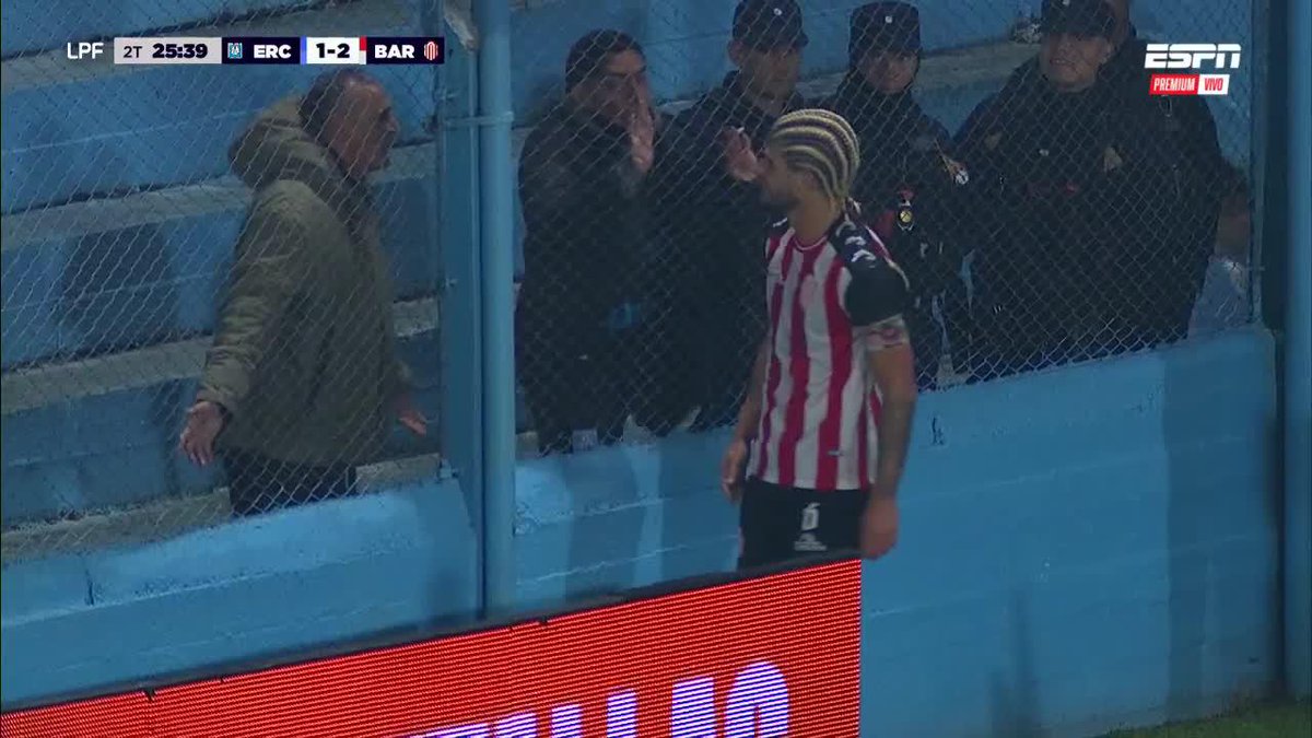 Rodrigo Insรบa, capitรกn de Barracas, fue a trabar y quedรณ DE CARA AL ALAMBRADO de la popular de Estudiantes de Rรญo Cuarto. Un par de hinchas bajaron corriendo a insultarlo y รฉl respondiรณ CON UN BESO... INSรLITO MOMENTO. ๐
๐ฆ๐ท