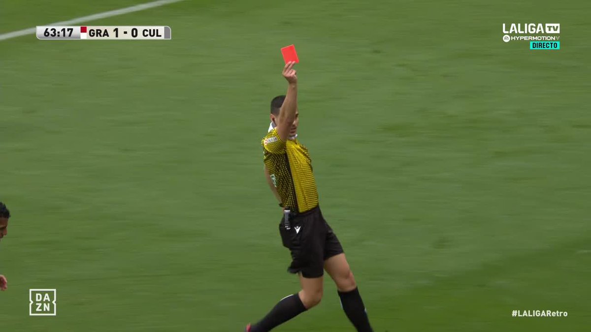 ¡El árbitro sacó roja DIRECTA a Diallo por esta entrada! #LALIGAHYPERMOTION