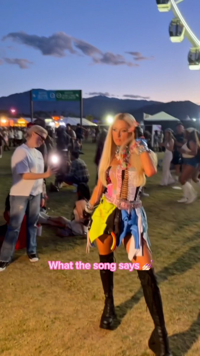 Drop your #Coachella selfie in the comments 🫶 🥳💕 Love meeting all my Little Hiltons!