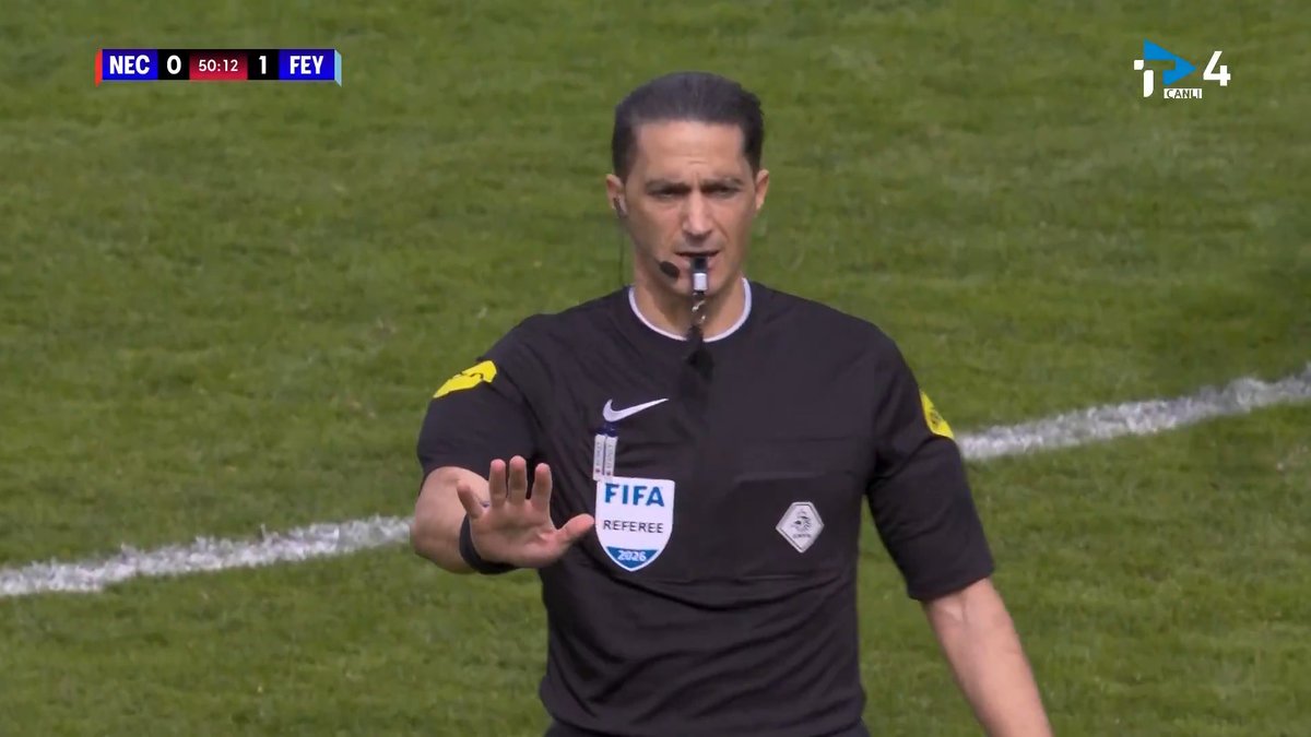 Feyenoord, Ueda'nın yerde kaldığı pozisyonda kırmızı kart bekledi ama VAR incelemesinin ardından beklenen kart gelmeyince teknik direktör Robin van Persie çok öfkelendi.