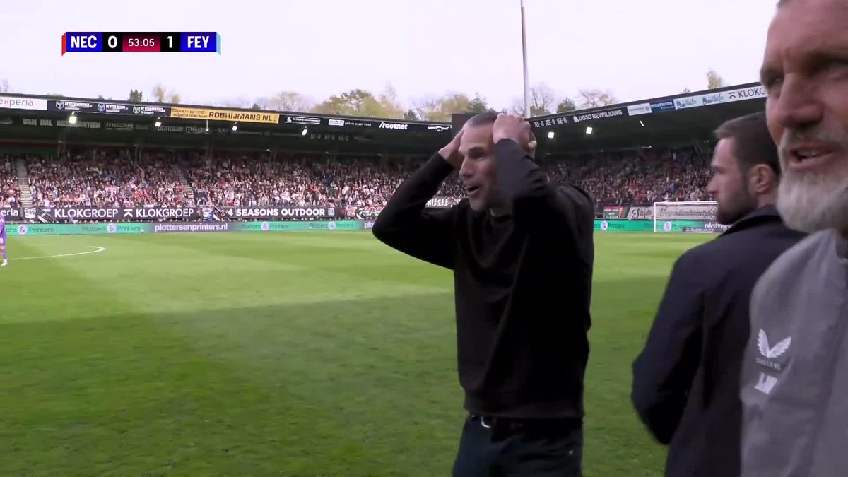 Robin van Persie is NOT happy! 😤 The Feyenoord boss is adamant Ayase Ueda was fouled in the box, but only a free-kick is awarded 👀