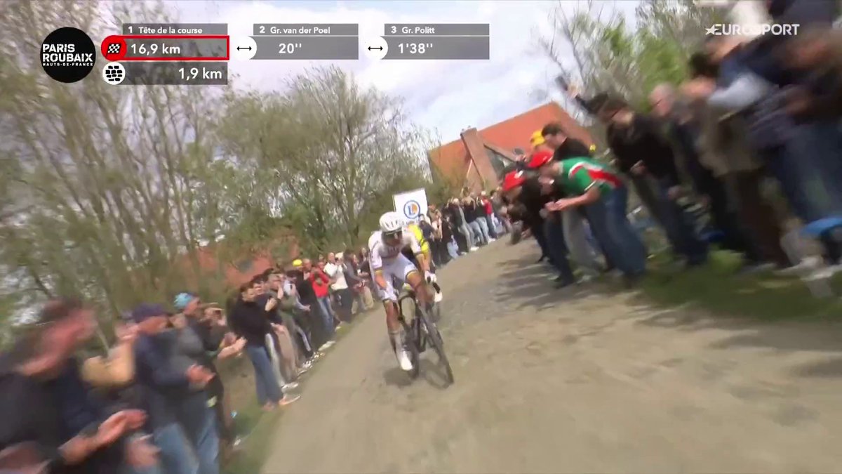El susto de Pogacar en Carrefour de l'Abre cuando preparaba su ataque. #ParisRoubaix