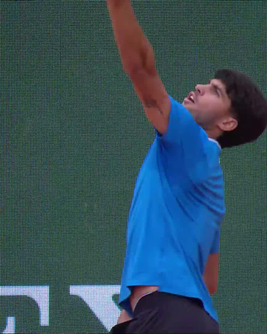 Jannik Sinner hits a STUNNING return against Carlos Alcaraz in Monte Carlo. Pulled so far off the court you can’t even see him in the frame. But he still comes up with a gorgeous backhand angle. Immense tennis. 🤌
