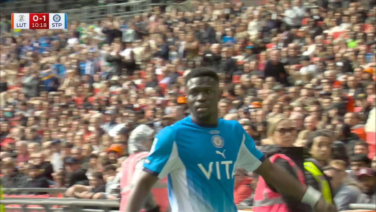 Adama Sidibeh puts Stockport County 1-0 up in the Vertu Trophy Final ⚽️