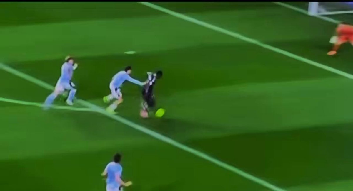 Se olvida del balón y empuja. Minuto 8. De poder ser un partido cómodo con 0-1 y contra 10, a ser un partido en el que tienes que masticar tornillos y ganar en el minuto 95, contra el desgaste físico y mental que supone.