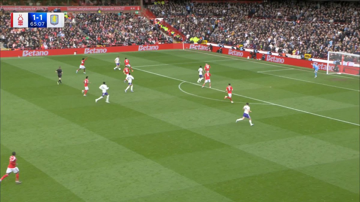 Morgan Rogers fires over a golden chance to give Villa the lead 😧