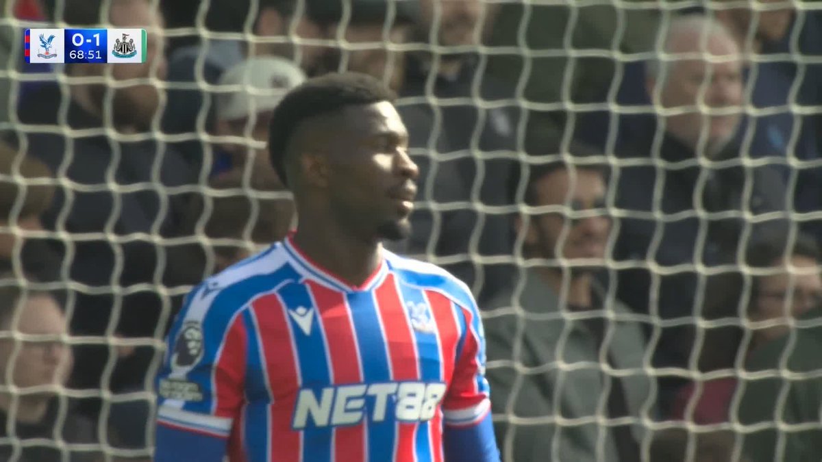 Jefferson Lerma rattles the woodwork from close range! 🫨
