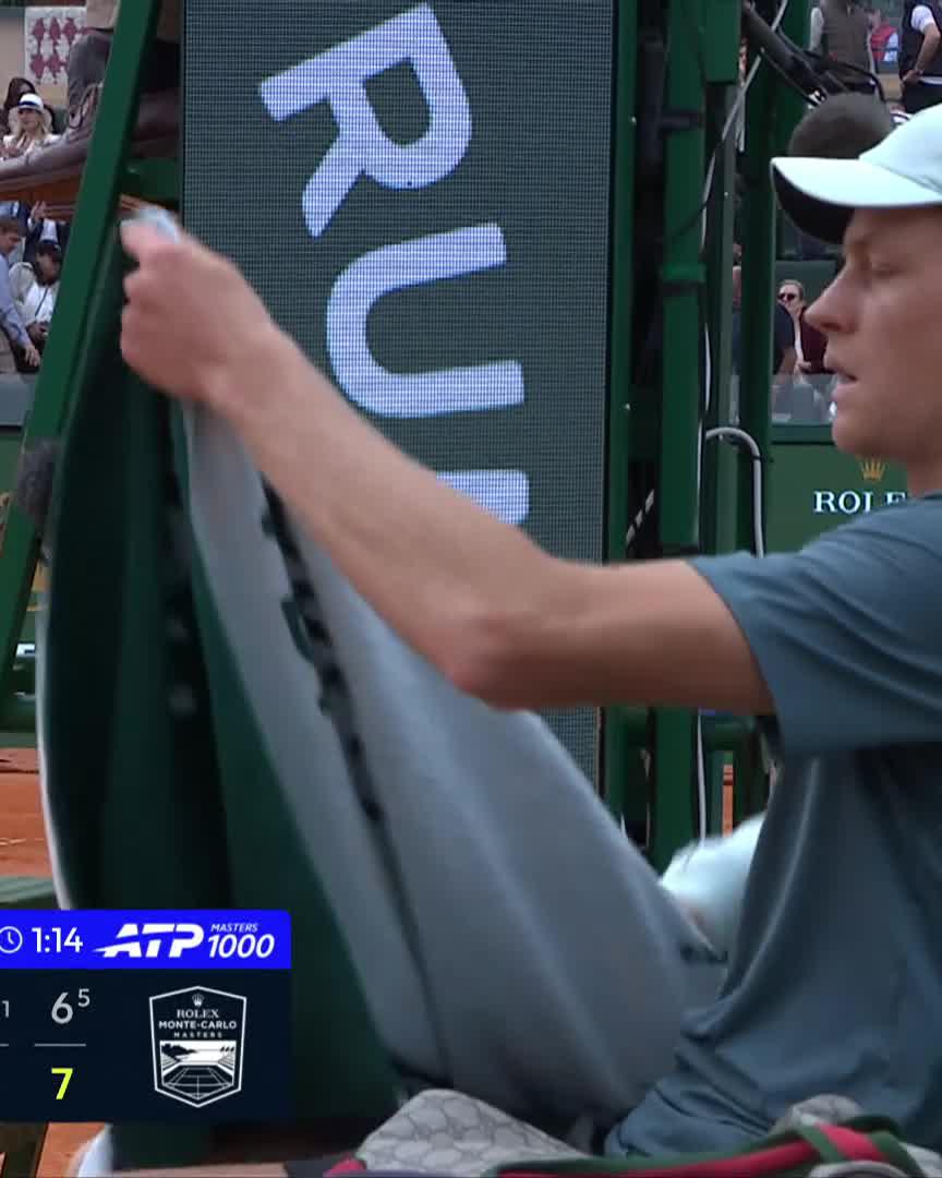 An enthralling 74 minutes goes the way of Jannik Sinner 💪 The Italian takes the opening set 7-6(5) over Alcaraz! #RolexMonteCarloMasters
