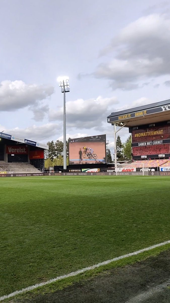 🥇 | De KV Mechelen-fans vieren de overwinning van Wout van Aert in het stadion! 🇧🇪🏟️