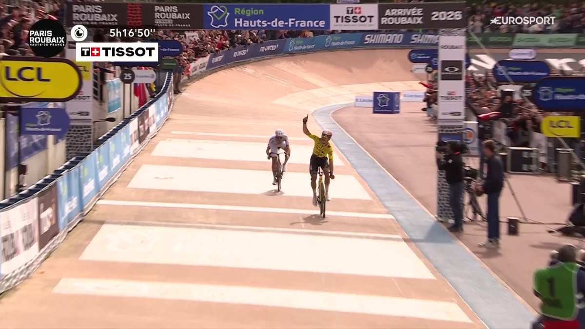 The Italian commentators went crazy for Wout, like most of us, one of them even cried. 😂 Gotta say Wout played the sprint perfectly but he won because he was stronger, fresher than Pogi at the end. He destroyed him like on Montmartre. #ParisRoubaix