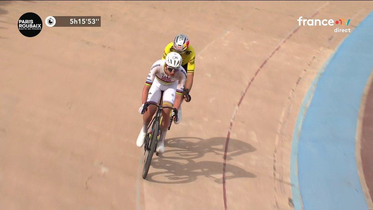 🚨 WOUT VAN AERT remporte le PARIS ROUBAIX pour la PREMIÈRE FOIS de sa carrière !! Il s’impose face au champion du Monde TADEJ POGACAR 🚲