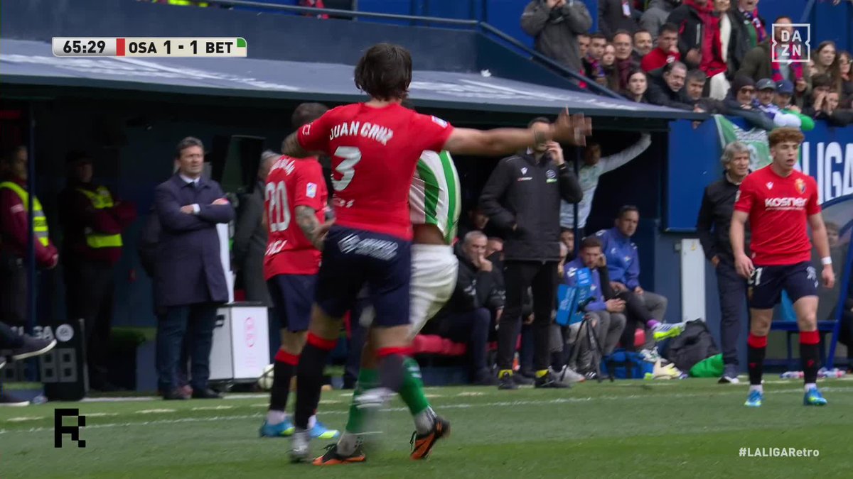 Pedimos a los futbolistas que no finjan, pero si Juan Cruz se tira en esta acción, convencido de que el VAR entra a expulsar a Cucho por agresión. Es 🟥 clara. #Osasuna #Betis