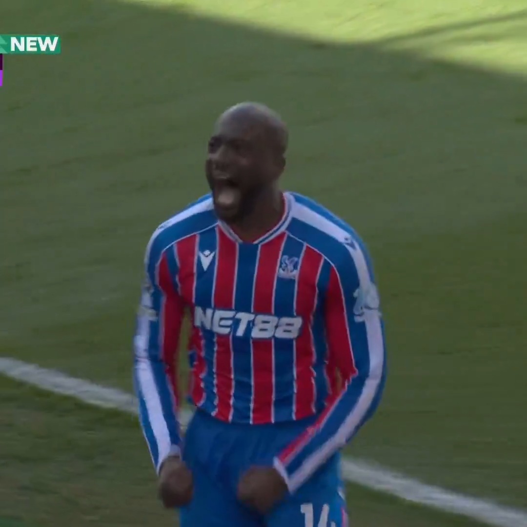 CORNER FLAGS BEWARE. 😤 JEAN-PHILIPPE MATETA INSPIRES A LATE CRYSTAL PALACE COMEBACK WIN.