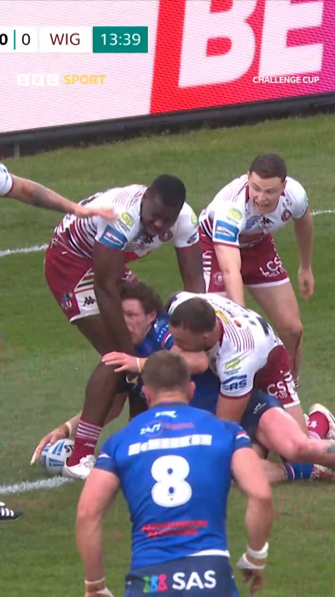 🗣 "Three men in the tackle and no-one looks where the ball is!" Wakefield's Ky Rodwell spotted his chance and took it ✅