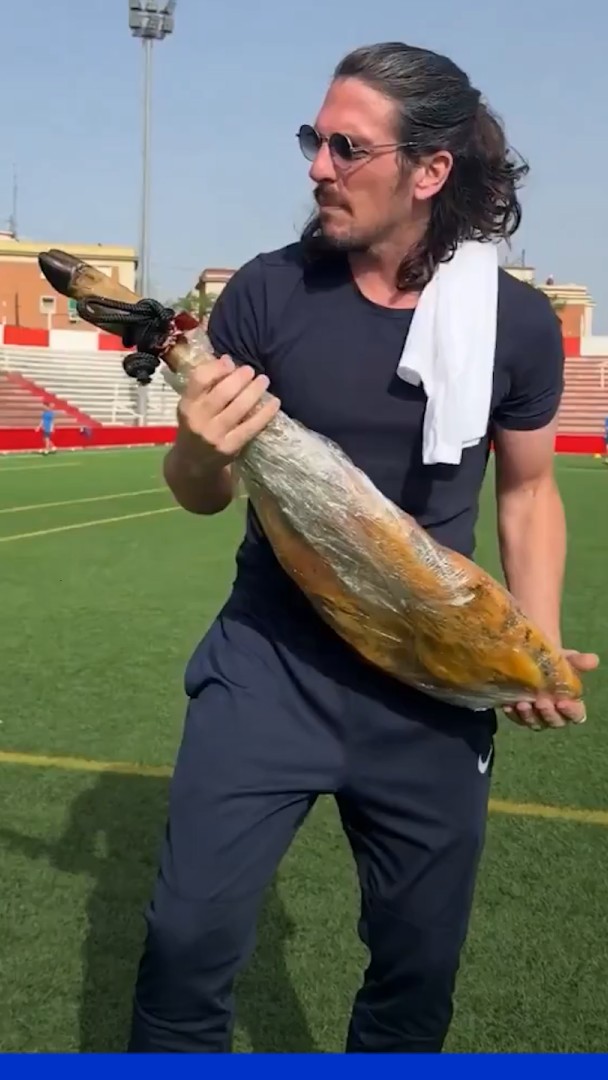 Le président d’un club de foot espagnol poursuit ses joueurs musulmans avec du jambon et crée la polémique