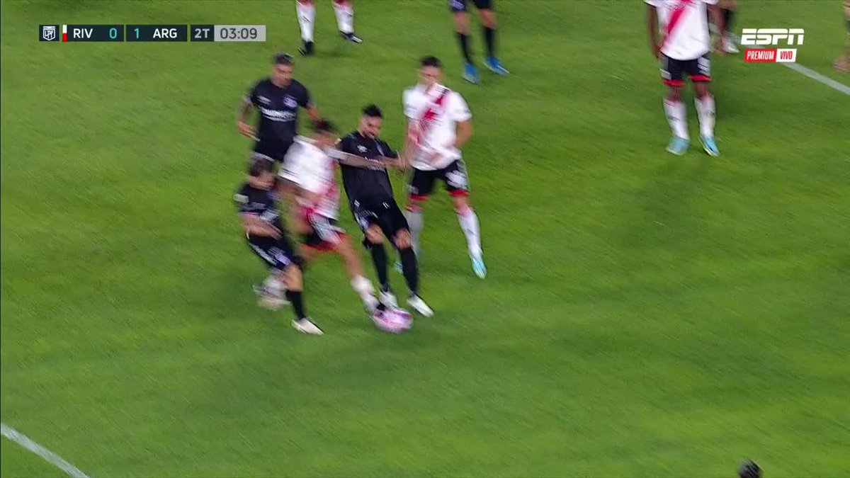 Acá no se discutió. Acá nadie hablo de poder. Acá todo el fútbol argentino justificó que fue. A River le dieron 3 penales en 4 fechas y nadie levantó la voz. Entonces, si siempre se callan, hoy y toda la semana cierran el orto y se guardan uno por uno.