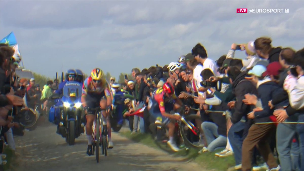 La caída de Lucinda Brand en Carrefour de l'Abre tras chocar con un espectador. #ParisRoubaixFemmes