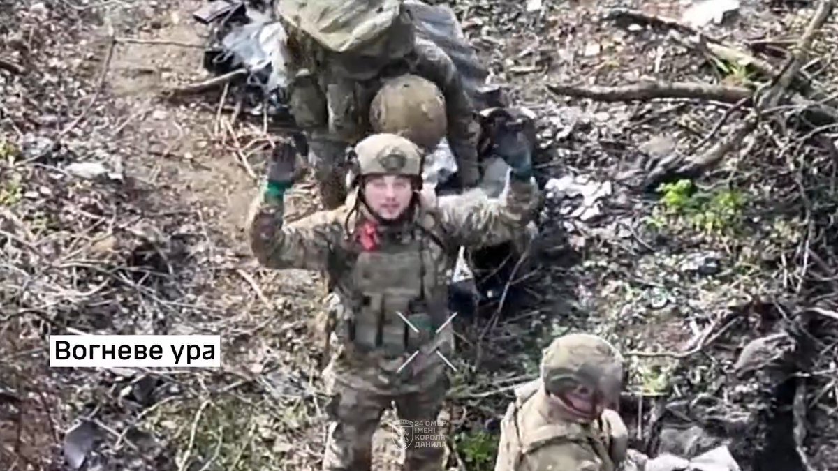 Paskalya Ateşkesinde Rus Askerleri, ölen silah arkadaşlarının cesetlerini tahliye ediyor. Tahliye süreci Ukrayna 24. Mekanize Tugayı tarafından takip ediliyor ve ateşkesi bozan bir durum olmadığı için müdahele edilmiyor.