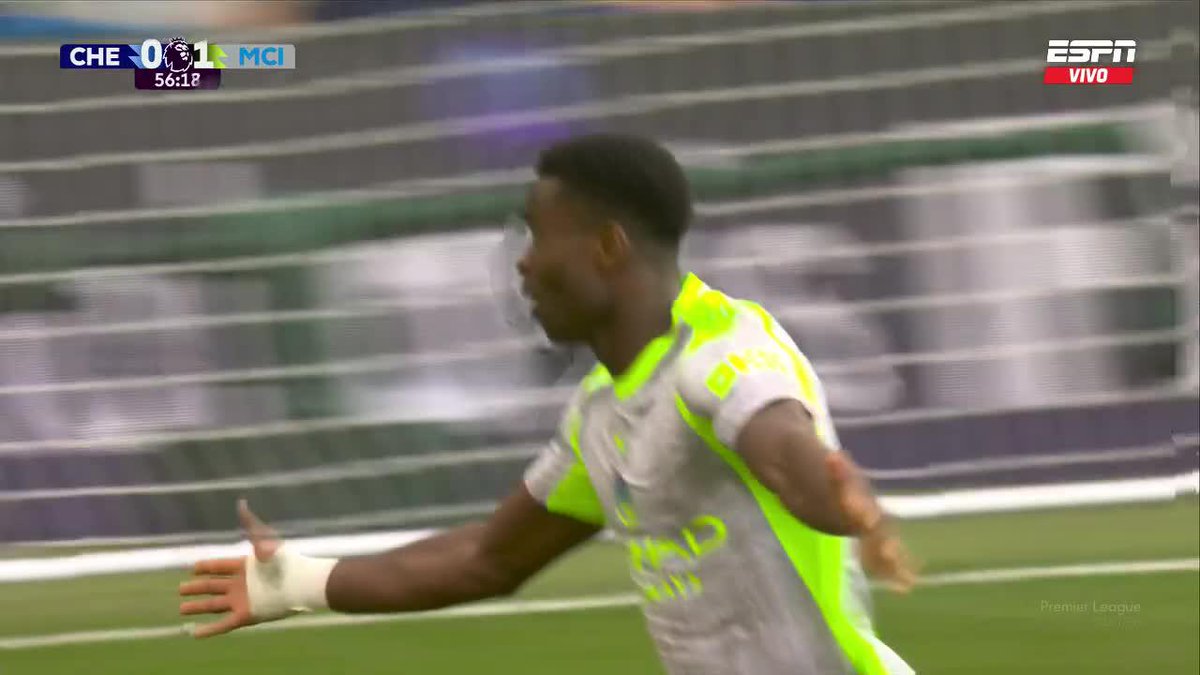 Rayan Cherki, de zurda y no-look. Qué jugada, qué pase, qué fenómeno. 😮💨🇫🇷