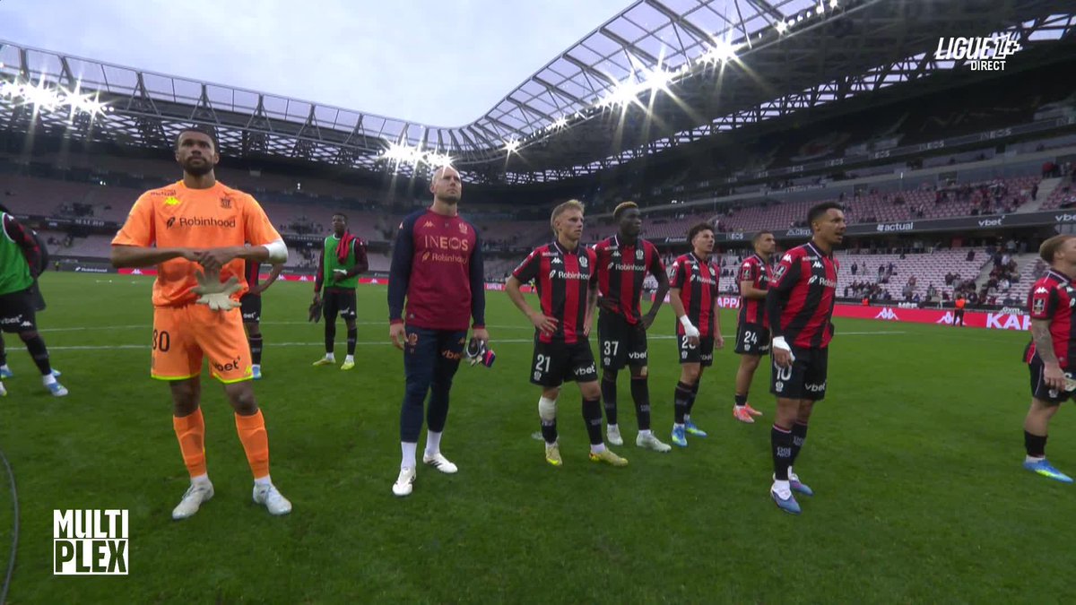 '𝑰𝒔𝒔𝒂 𝑵𝒊𝒔𝒔𝒂' Les supporters niçois solidaires avec leurs joueurs dans cette fin de saison compliquée 🔴⚫ #OGCNHAC