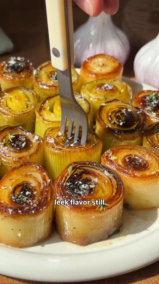 POV: You just discovered the best way to cook leeks This is such a simple recipe, yet I’d never thought of doing it. I usually braise them with black olives and tomatoes, but this garlic‑herb butter version grabbed my attention instantly.