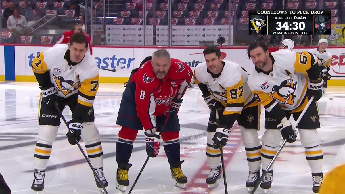 Ovi was joined by Crosby, Malkin and Letang at center ice for a pic 👏👏👏