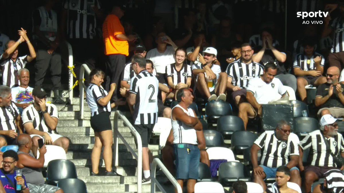 💍 Pedido de casamento no Nilton Santos antes de Botafogo x Coritiba. 🎥 sportv | ge