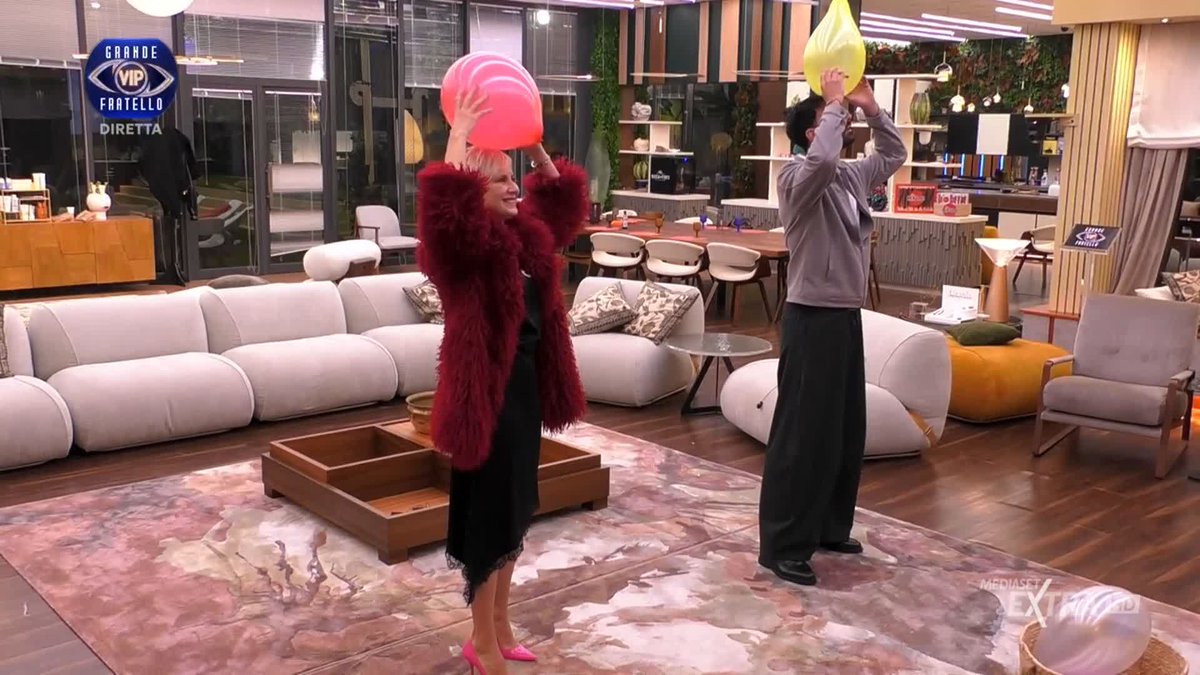 Riusciranno Antonella e Raimondo a svestirsi senza far cadere il palloncino? 🤣🎈#GFVipLateShow #GFVIP