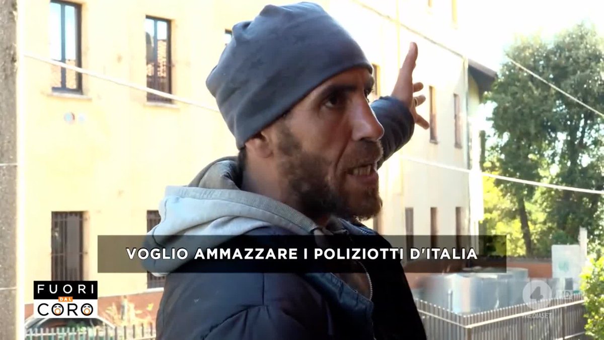 "Voglio ammazzare i poliziotti italiani!" Said, egiziano senza documenti e senza fissa dimora, che da 2 settimane vaga in stato confusionale per le strade di Cassano Magnago (Varese) terrorizzando i residenti. Il servizio di Andrea Grattarola a #Fuoridalcoro