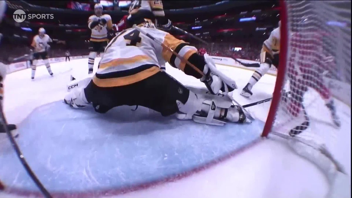 The Caps break the ice and are up 1-0!!! 🔥🚨