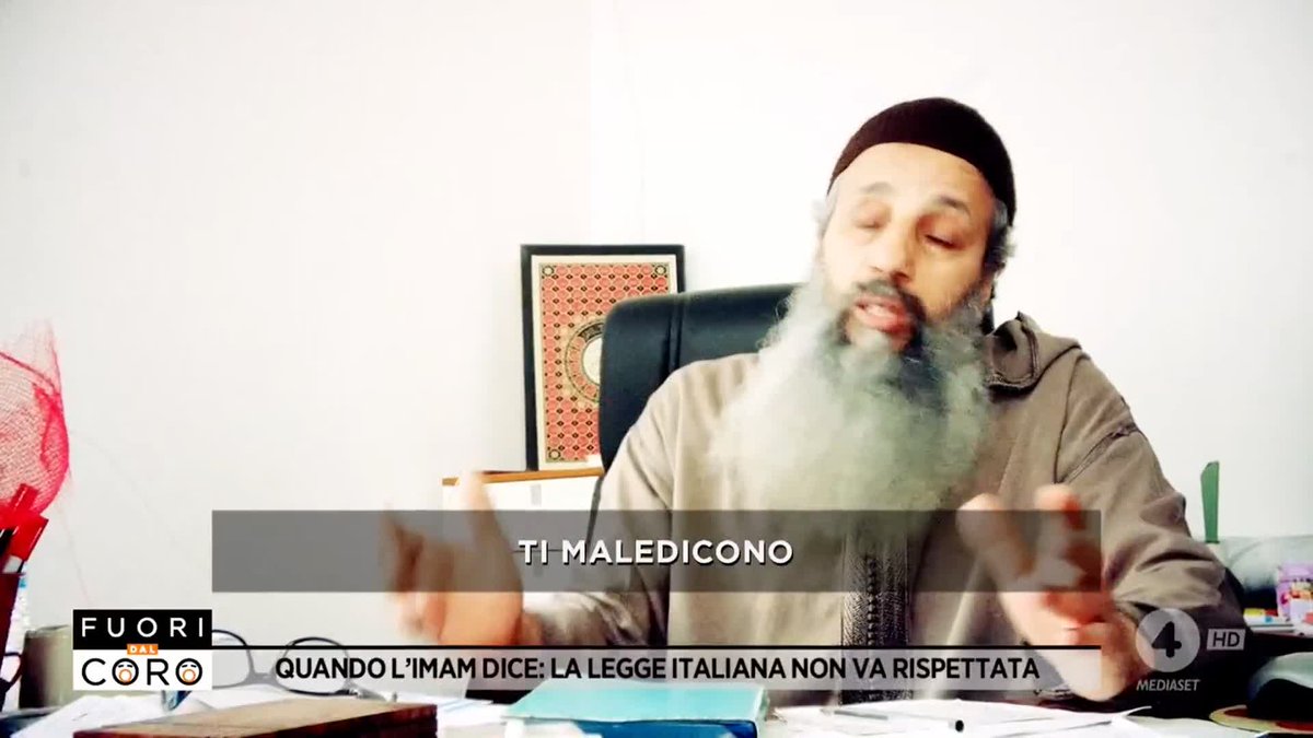 La nostra inviata Costanza Tosi si è messa il velo e ha incontrato un imam di origini marocchine in una moschea di #Milano. Sentite cosa ci ha detto! #Fuoridaocoro
