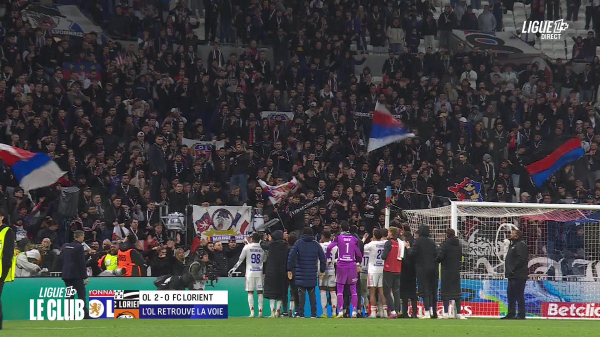 Endrick 🇧🇷 𝗛𝗘𝗨𝗥𝗘𝗨𝗫 𝗖𝗢𝗠𝗠𝗘 𝗨𝗡 𝗘𝗡𝗙𝗔𝗡𝗧 au côté du groupe lyonnais et face aux supporters. 😁🦁 Il a démarré sur le banc ce soir après des semaines où il a été notamment chahuté par la presse. 🎥 L1+
