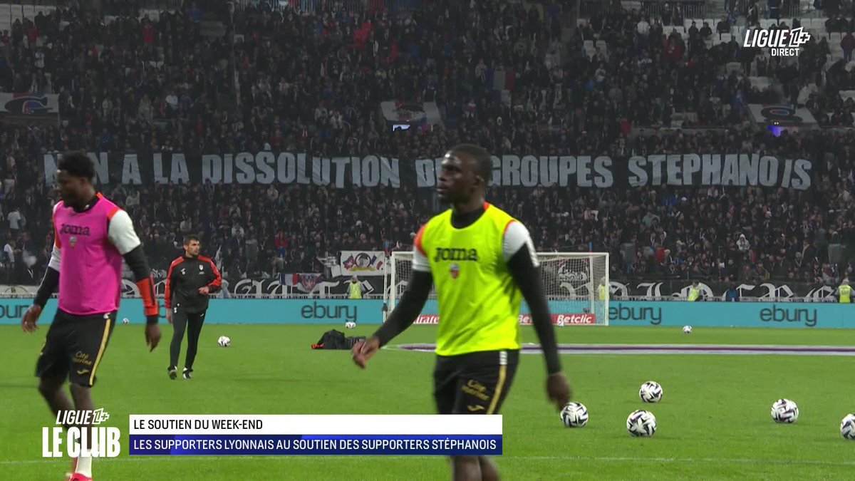 Ce n'est pas banal et c'est à souligner. Les supporters lyonnais ont déployé une banderole de soutien... aux fans stéphanois 🤝 #OLFCL