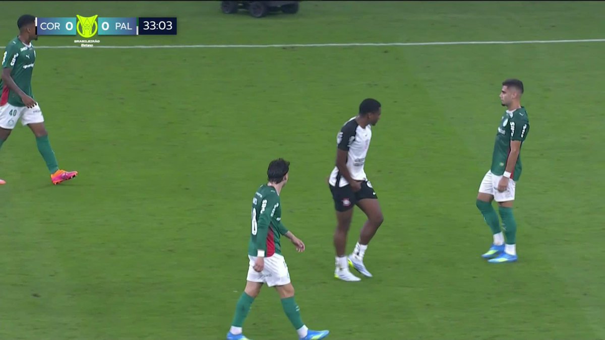 André has been sent off for making an obscene gesture towards Andreas Pereira 😱 Corinthians will have to play the rest of the Derby Paulista with ten men 👀