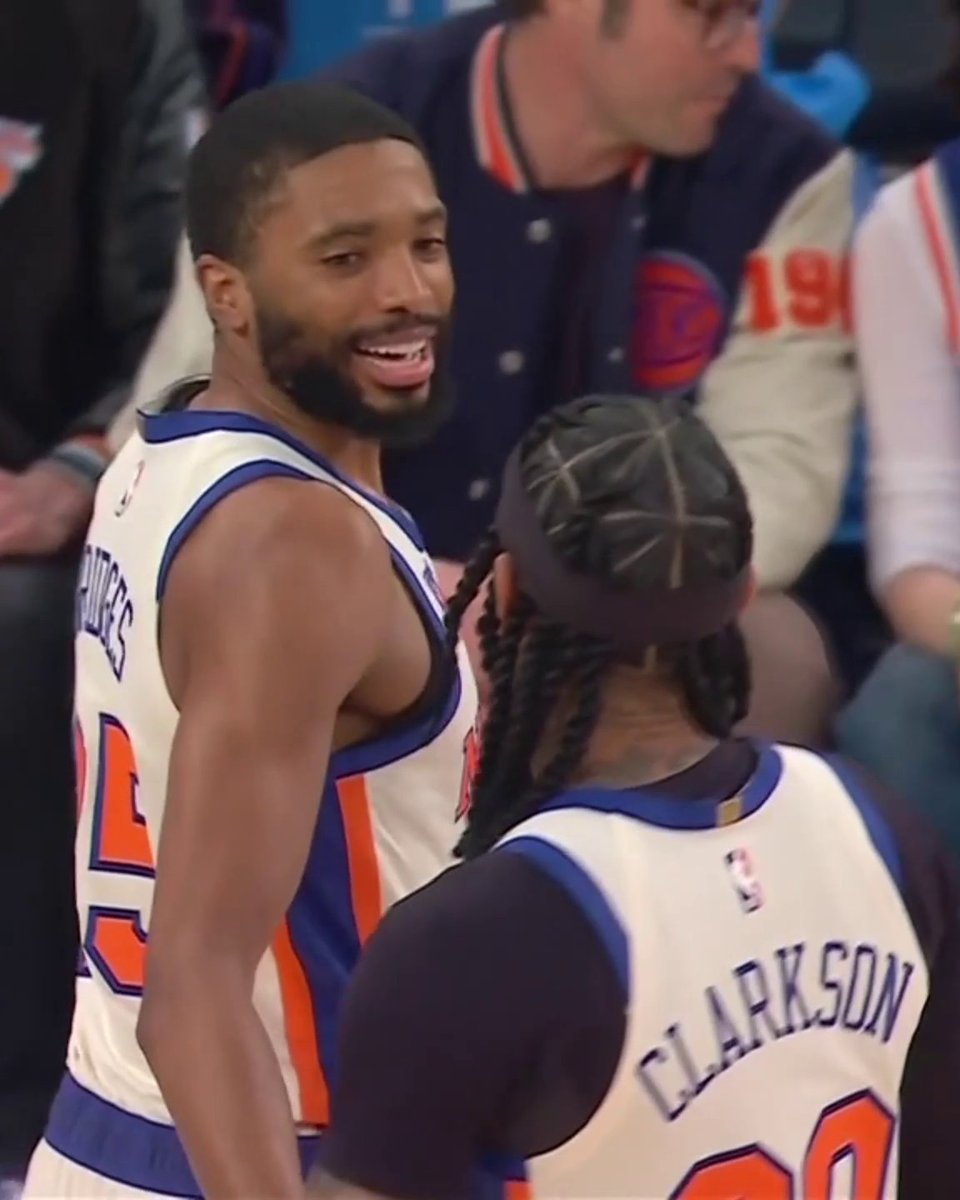 Mikal Bridges played in his 638th consecutive game and checked out 23 seconds in 😂 That's the longest active streak in the NBA 🤯