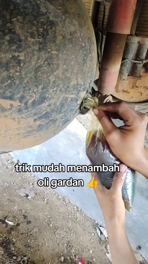 Yolda giderken aracının diferansiyelinden ses gelen bir adam, ustayı arayıp “hemen yağı değiştir” tavsiyesini alınca uygun aparat bulamayınca oldukça akılcı bir yöntem denedi.