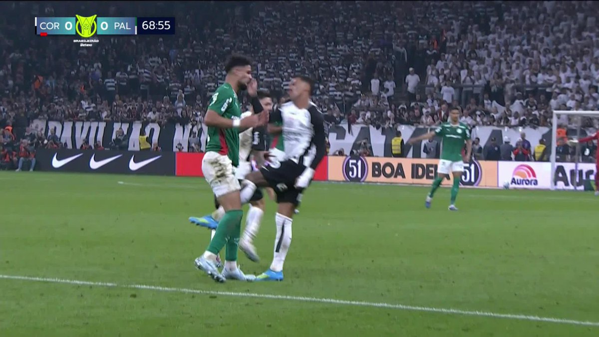 Matheuzinho sees red after taking a swing at Flaco López 😲 Corinthians are reduced to just nine men for the remainder of the Derby Paulista 🟥
