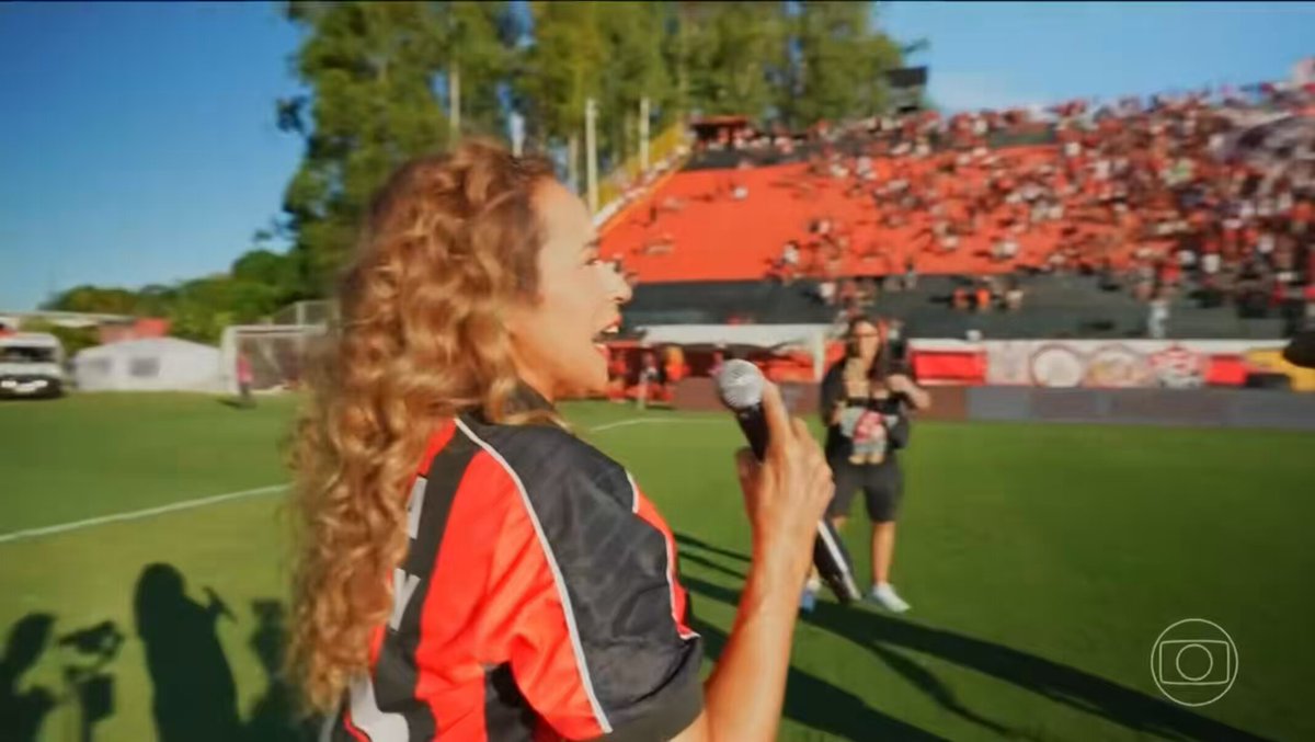 Dia de vitória do meu Vitória! Amei ter cantado pra minha torcida. Coração rubro-negro bate mais forte! ❤️🖤 Reprodução: TV Globo