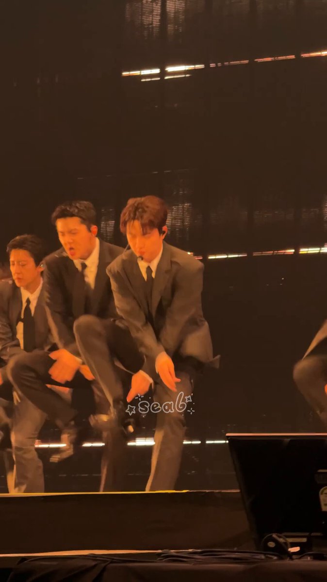 ชอบมากๆๆๆๆ Crazy เป็นอีกเพลงที่ดูแล้วชอบเลย คยองซูล็อคท่าดีมาก และแน่นอนไลน์เต้นจงอินสวยมากกกก 😍 #도경수 #디오 #DOHKYUNGSOO #카이 #KAI #엑소 #EXO