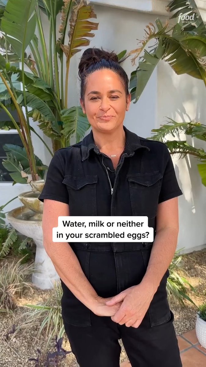 Ok here's the deal according to Antonia Lofaso: It's okay to *rinse* a chicken, but you shouldn't be washing it with soap or anything because that... serves zero purpose! 😵💫 Hear more from Antonia as she judges a new episode of #FlavortownFoodFight, Wednesday @ 9|8c!