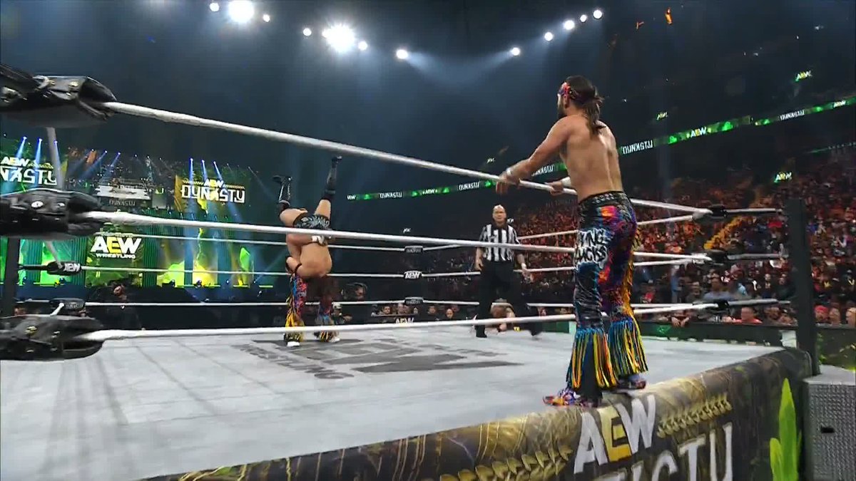 Nick Jackson fooled Kazuchika Okada with his dropkick, LMAOOOOO. REVENGE FOR ALL THOSE YEARS OF GEAR STEALING BACKSTAGE. 😭