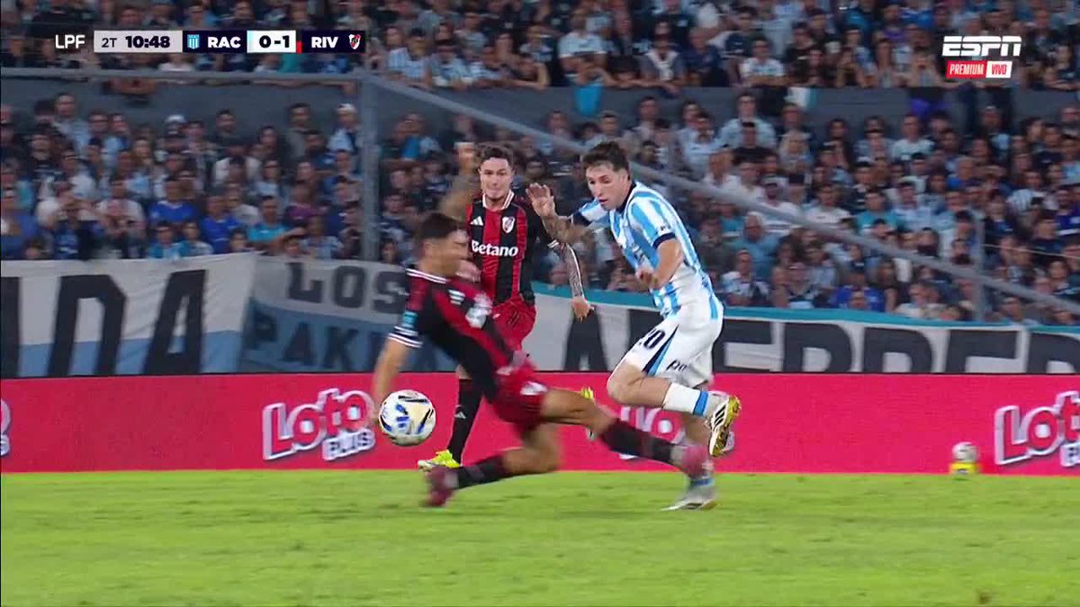 Esta jugada es mas de roja que amarilla pero no dicen nada, ayer el penal que fue clarisimo lo lloraban