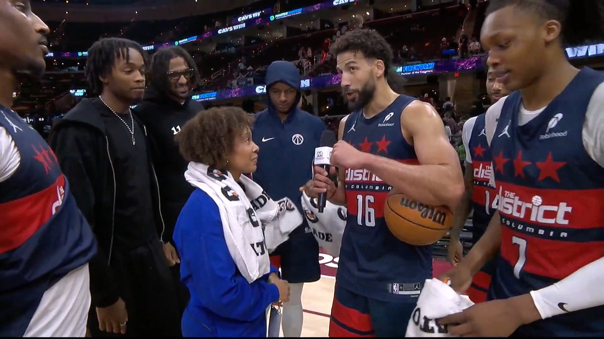 “I’m forever going to be rooting for you guys.” 🫶 There was only one way the Washington Wizards could send off ᴍᴇɢʜᴀɴ ᴍᴄᴘᴇᴀᴋ in her final game: towels + a game ball 🤣 #ForTheDistrict