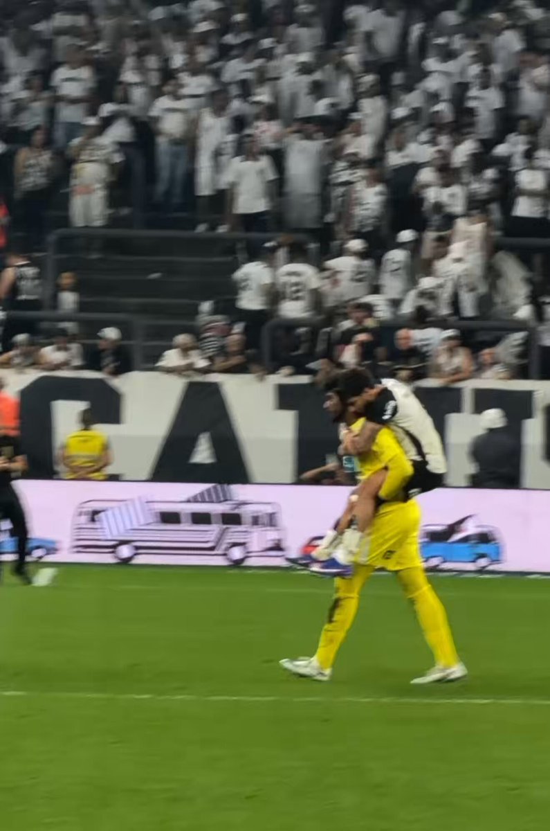 Hugo Souza deixou o gramado da Neo Química Arena carregando nas costas o atacante Yuri Alberto, exausto após o clássico entre Corinthians e Palmeiras. 🎥 ge | Junior Venezi