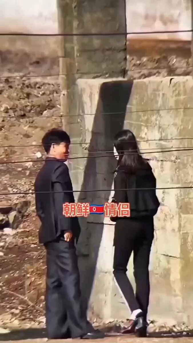 朝鲜是这地球上为数不多没被女权主义污染的地方之一！😂 女的被呼一巴掌还要主动上前去抱抱…