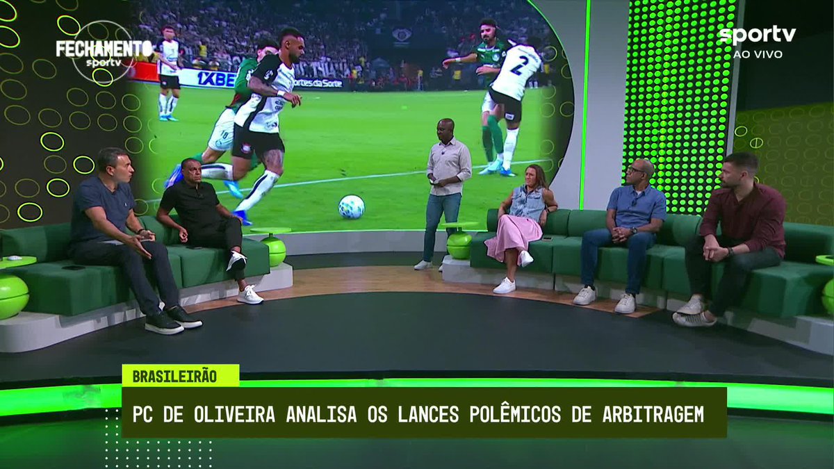 Bancada do Sportv analisando o lance da expulsão de Matheuzinho em Corinthians x Palmeiras: André Rizek e PC Oliveira: "Ficou barato para o Gabriel Paulista. Ele poderia ter sido expulso também. O VAR acabou focando no Matheuzinho." 🎥 sportv | ge
