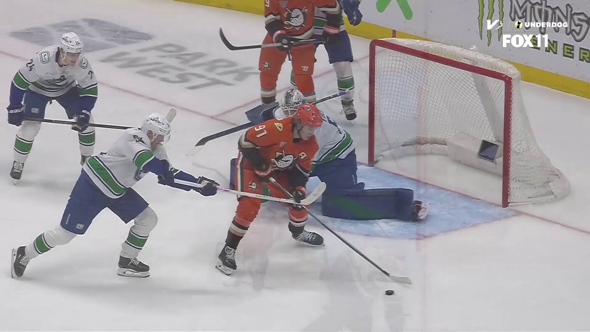 Leooooooo Carlsson has tied it for the Anaheim Ducks 😎