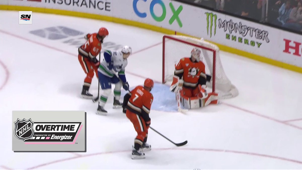 Marco Rossi! 🚨 He rips one home in the dying seconds of Energizer OT for the Vancouver Canucks!
