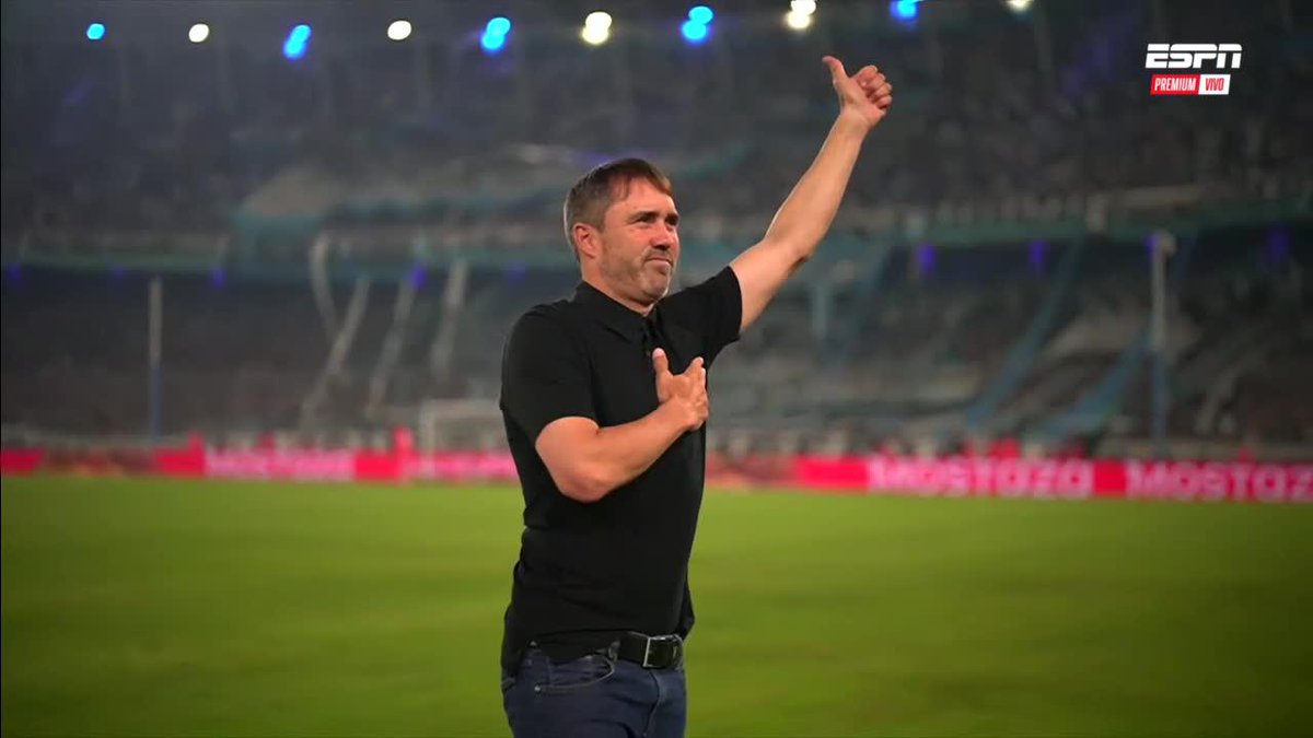 Estaba desesperado por dejar la plaqueta y saludarnos y demostrarnos con ese golpe en el corazón que el bien sabe lo que significa demostrarnos cuánto nos quiere y respeta. Que técnico del carajo el chacho. Racing es tu casa, siempre te vamos a esperar