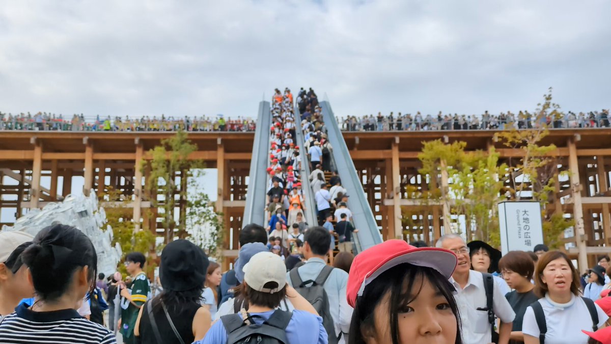 大屋根リングから幼稚園児がいっせいに「こんにちわー！」とコール。 そうすると、違う幼稚園の園児たちが「こんにちわー！」とレスポンス。 万博で見た最高の風景のひとつ。